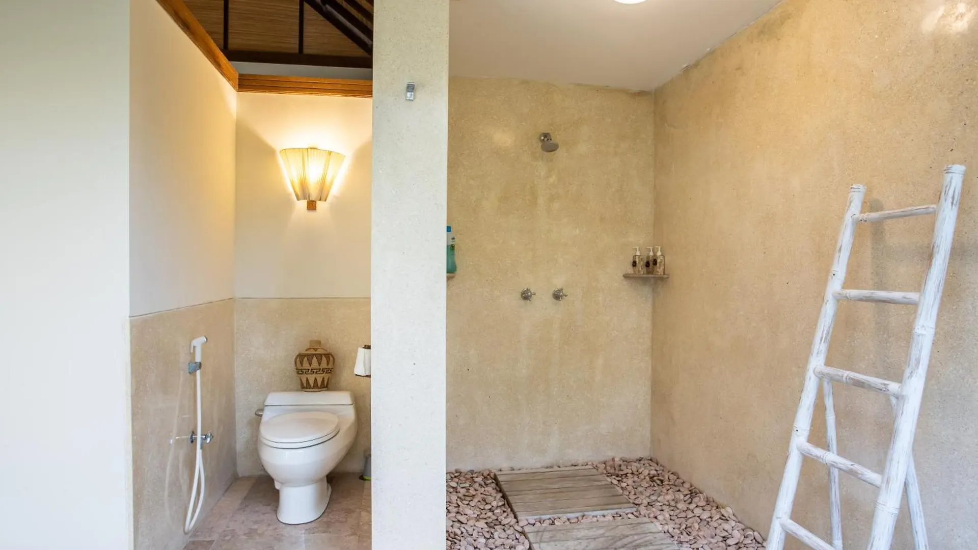 הקונטקטים של Villa Saffron Seminyak Bali